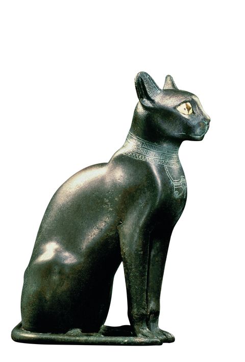 DE KAT BASTETDe Afrikaanse wilde kat verbeeldt de zachtaardige kat Bastet een leeuwengodin die veranderde in een kat en die een van de verschijningsvormen van de koe Hathor is Dit bronzen beeldje uit de Late periode is deel van de collective van het Neues Museum in Berlijn