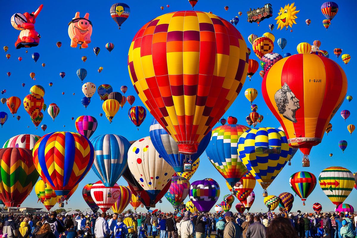 Zie hoe honderden kleurrijke luchtballonnen de lucht vullen