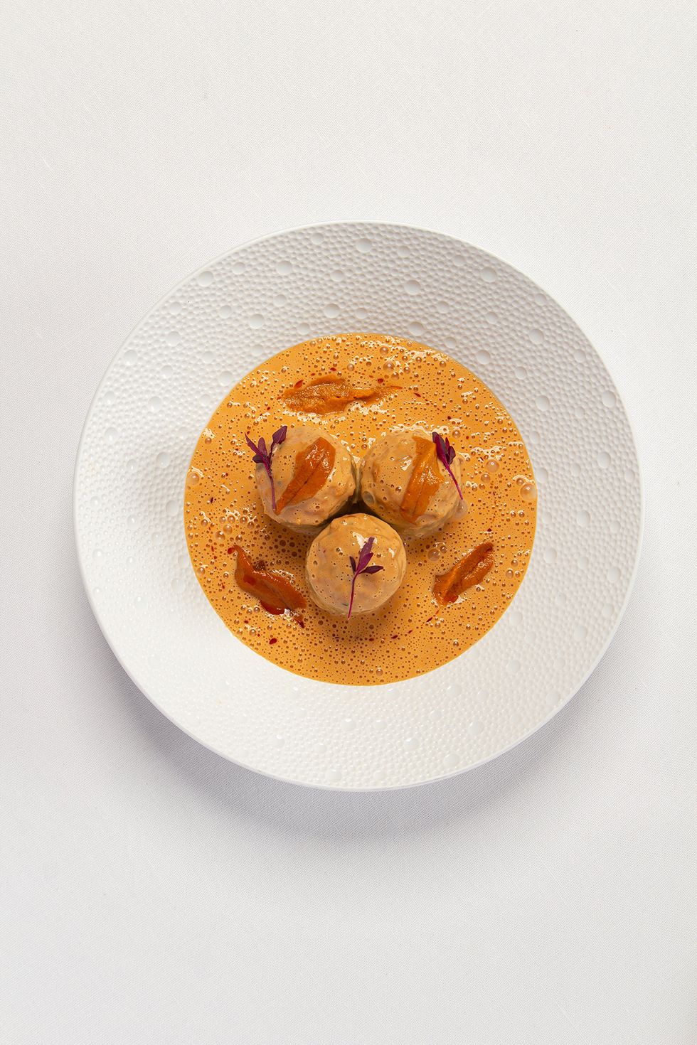 alcachofas rellena de marisco con salsa de erizo, plato del chef jesús sánchez para el restaurante amós en el hotel rosewood villa magna de madrid