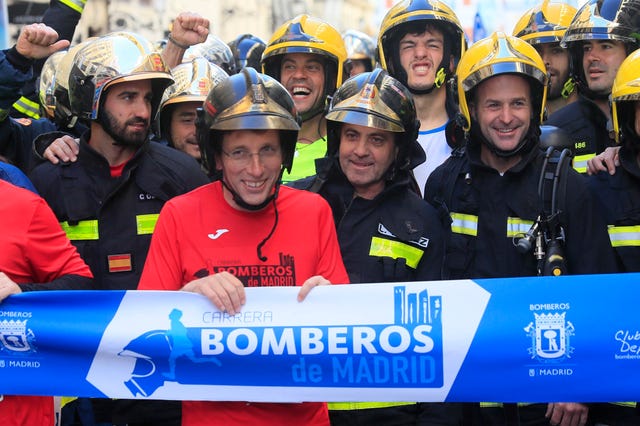 madrid, 02042023 el alcalde de madrid, josé luis martínez almeida, ha participado este domingo en la undécima carrera de bomberos de madrid junto a los más de 2000 corredores en las dos pruebas de esta cita deportiva que recorre 10 kilómetros por el centro de la capital, este año con salida en la calle de preciados y llegada en el paseo de recoletos efefernando alvarado