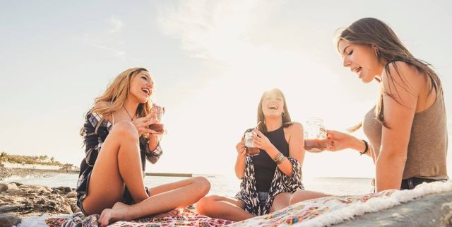 Vrouwen op het strand met drankjes