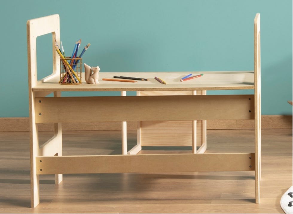 un escritorio de madera elevable que se adapta a diferentes etapas infantiles