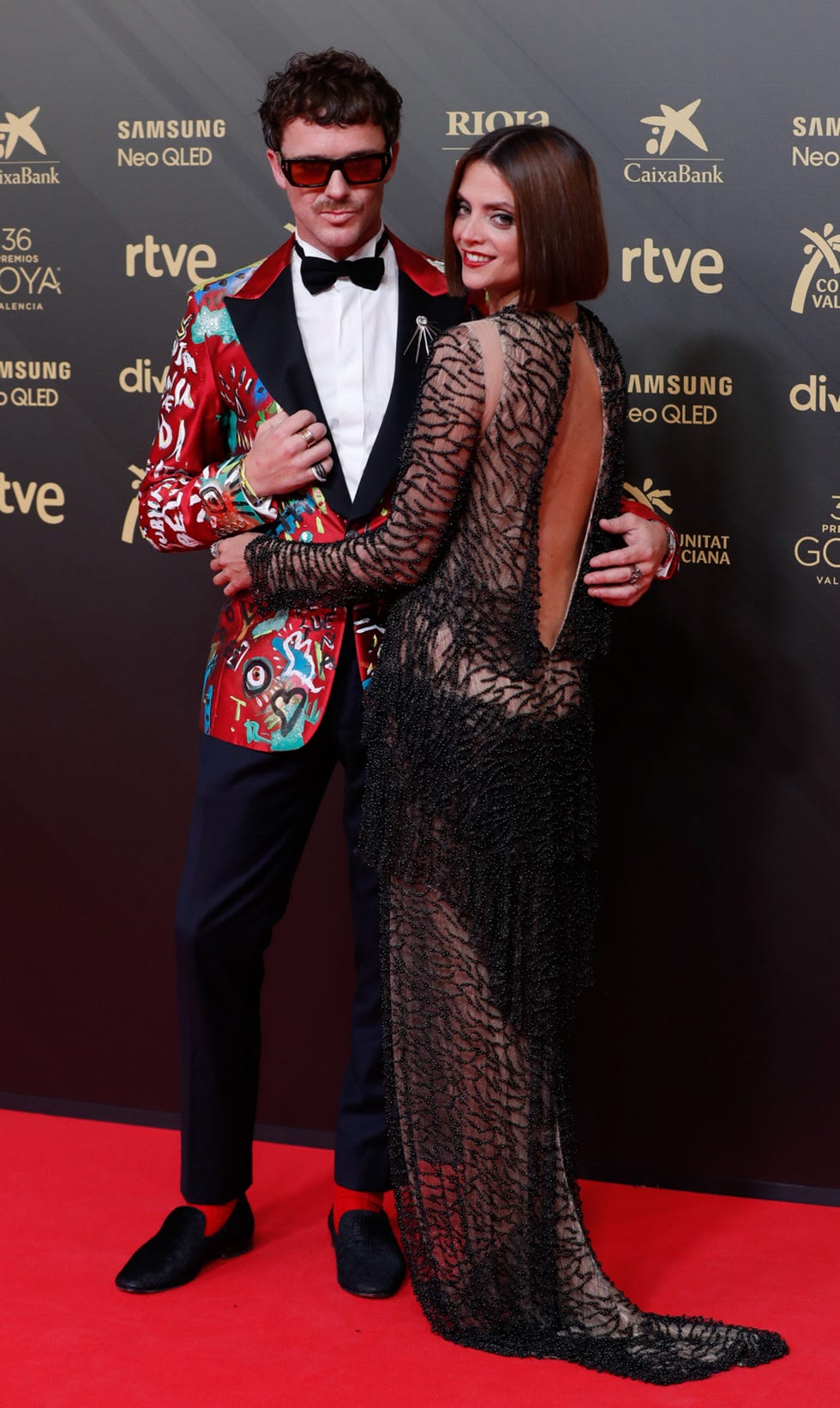 aldo comas y macarena gómez homenajean a verónica forqué en los premios goya 2022