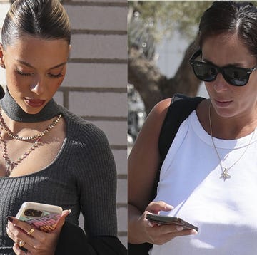 Anabel Pantoja y Alejandra Rubio han mantenido una conversación por sus hijos two women outdoors both holding mobile phones