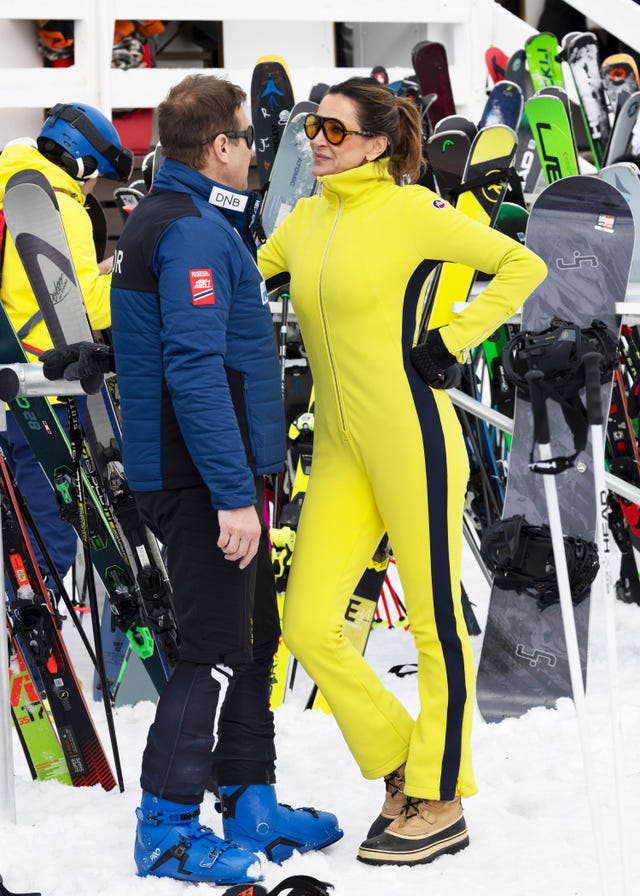 alejandra prat y su marido, juan manuel alcaraz, esquian en baqueira