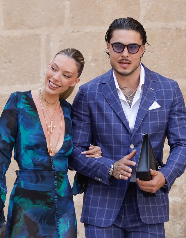 alejandra rubio y carlo costanzia juntos del brazo acudiendo a una boda