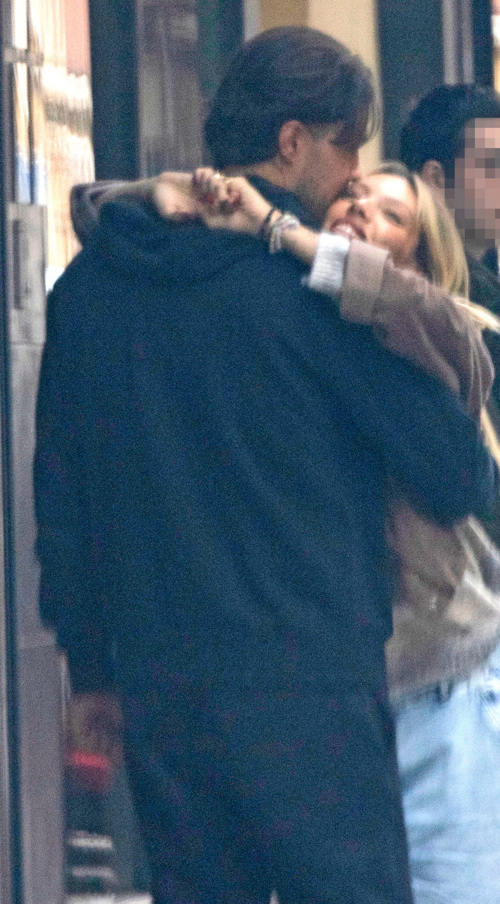 la pareja se abraza en plena calle en madrid