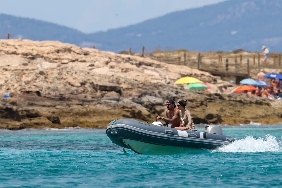 alejandra rubio y carlo costanzia en una lancha cerca de las playas de ibiza