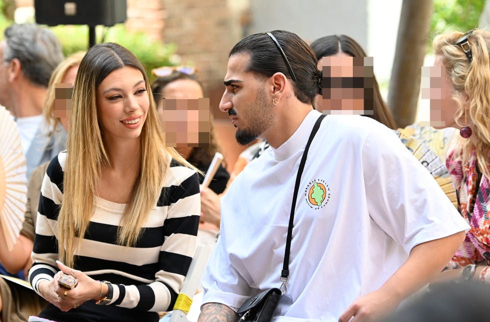 alejandra rubio reaparece tras la muerte de su abuela, maría teresa campos, en el desfile de skfk en madrid, junto a su ex novio carlos agüera