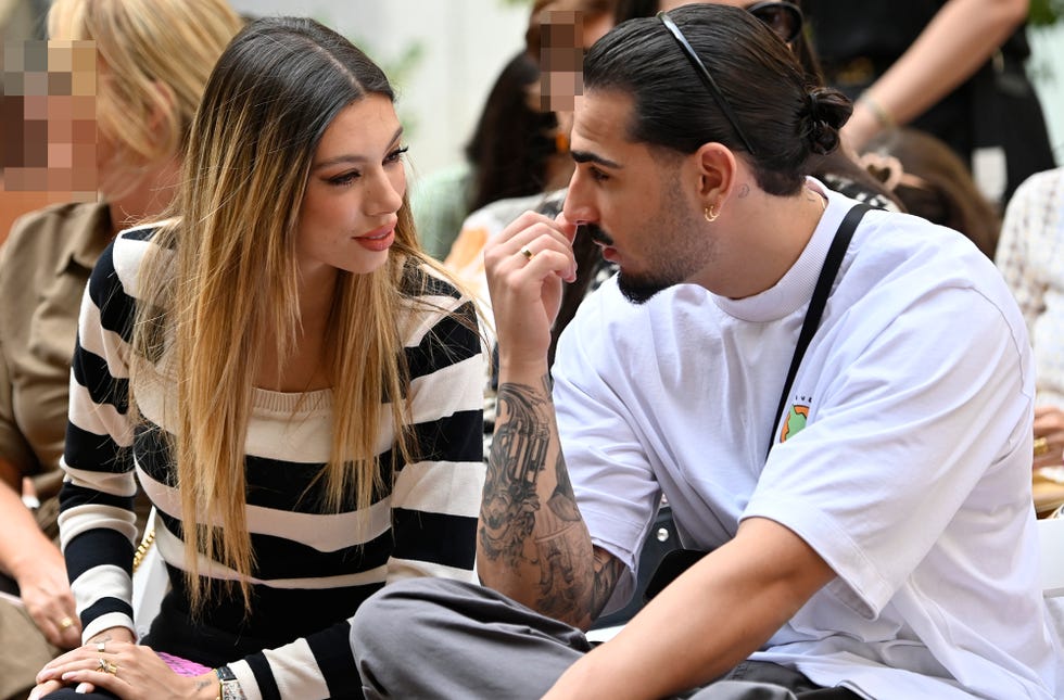 alejandra rubio reaparece tras la muerte de su abuela, maría teresa campos, en el desfile de skfk en madrid, junto a su ex novio carlos agüera