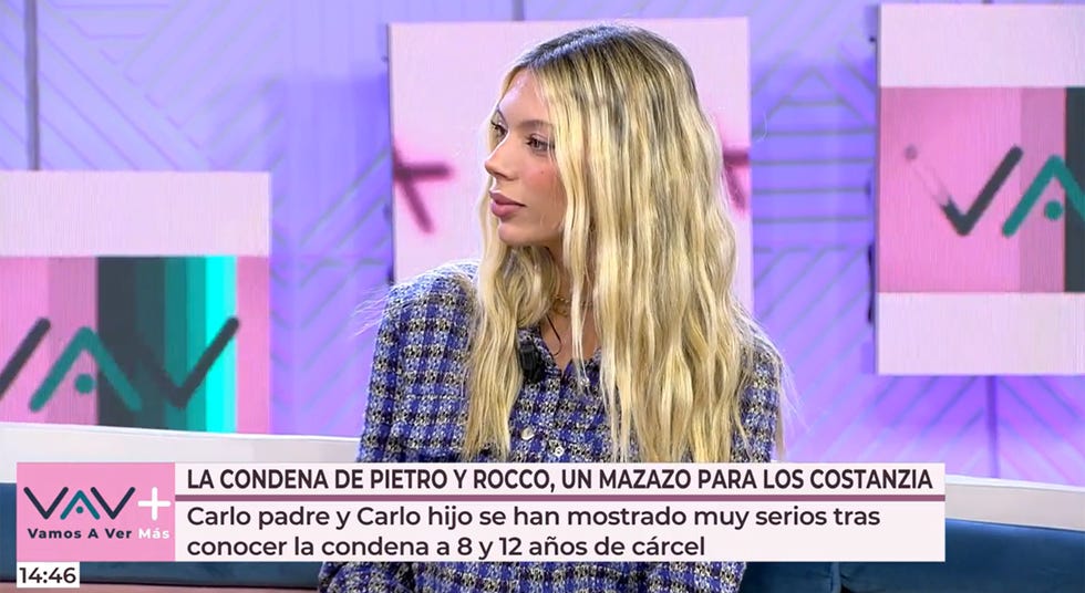 alejandra rubio con una chaqueta de tweed azul en el plato de vamos a ver