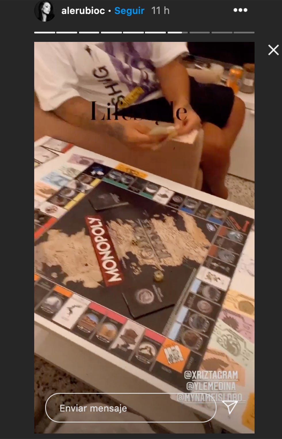 alejandra rubio muestra como juega al monopoly con su novio lobo y otros amigos
