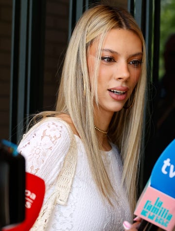 alejandra rubio en la puerta de su casa con un top blanco de encaje y chaqueta a juego