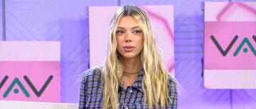 alejandra rubio con una chaqueta de tweed en tonos azules en el plato de vamos a ver