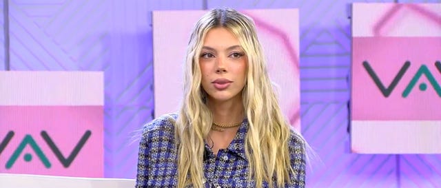 alejandra rubio con una chaqueta de tweed en tonos azules en el plato de vamos a ver