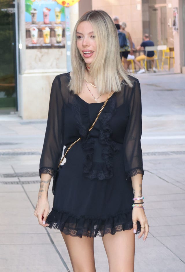 la hija de terelu campos, embarazada, con un vestido negro