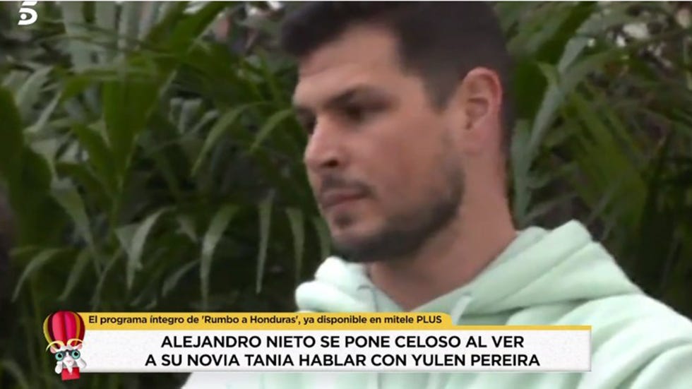 alejandro nieto se pone celoso en supervivientes por el buen rollo de su novia, tania medina, y yulen pereira