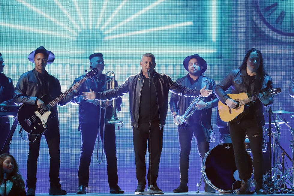 Alejandro Sanz toca en la 31 Premios Lo Nuestro