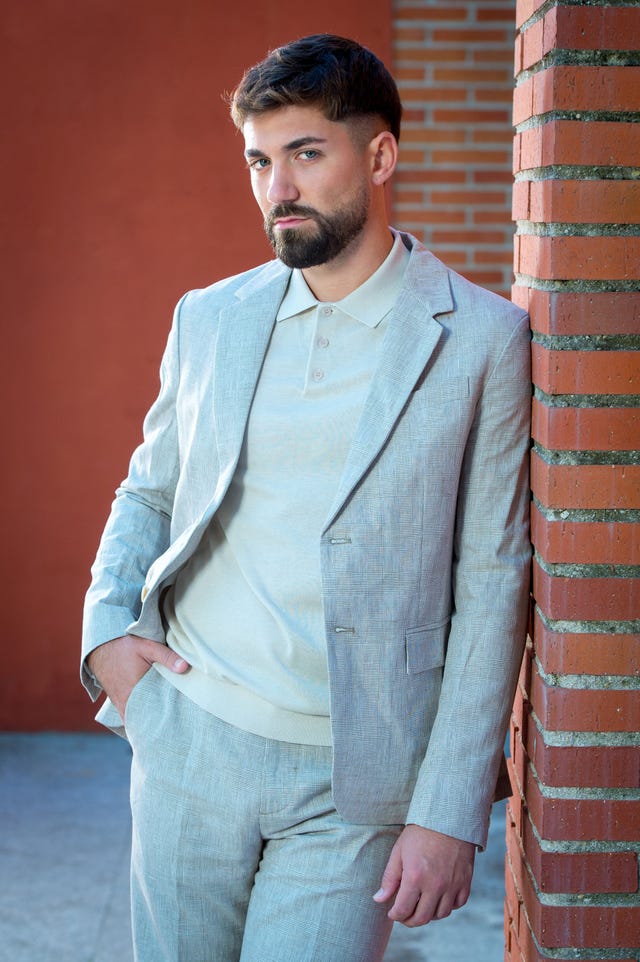 el ex de isa pantoja, con un traje gris, se sincera con nuestra revista