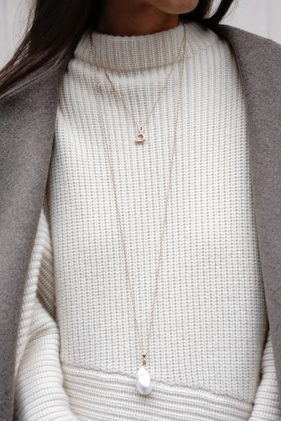 White, Neck, Clothing, Necklace, Outerwear, Jewellery, Fashion accessory, Beige, Sweater, Pearl, 