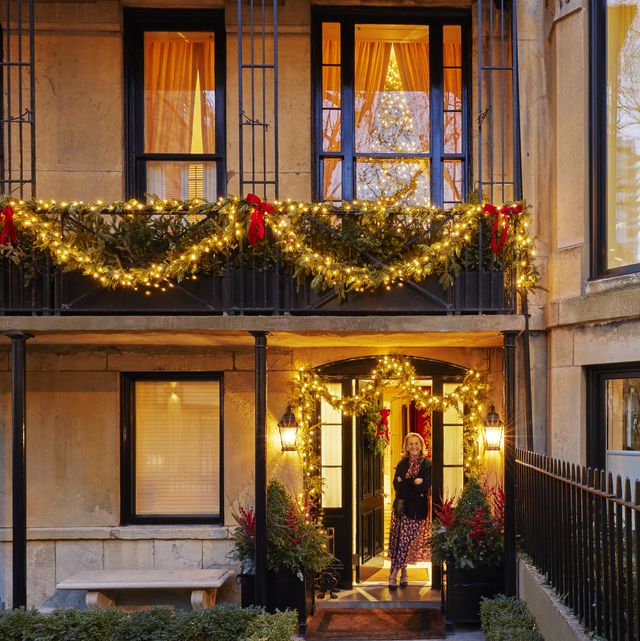 designer alessandra branca welcomes family to her chicago townhouse decorated for christmas
