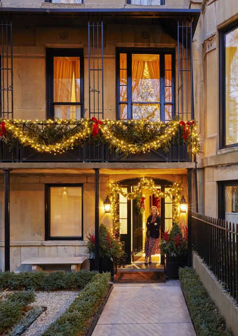 designer alessandra branca welcomes family to her chicago townhouse decorated for christmas