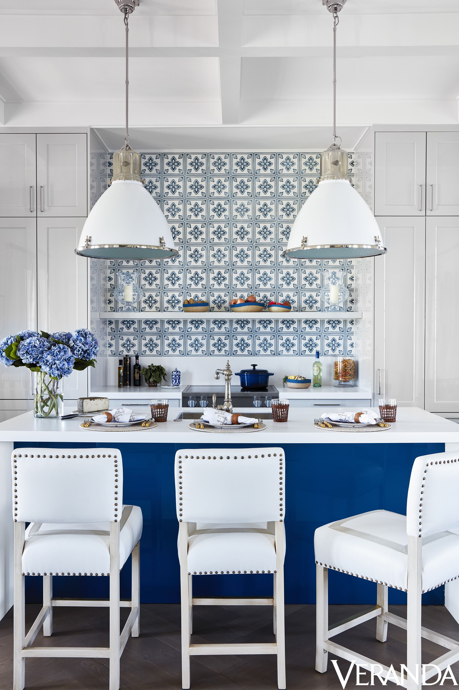 backsplash blue and white