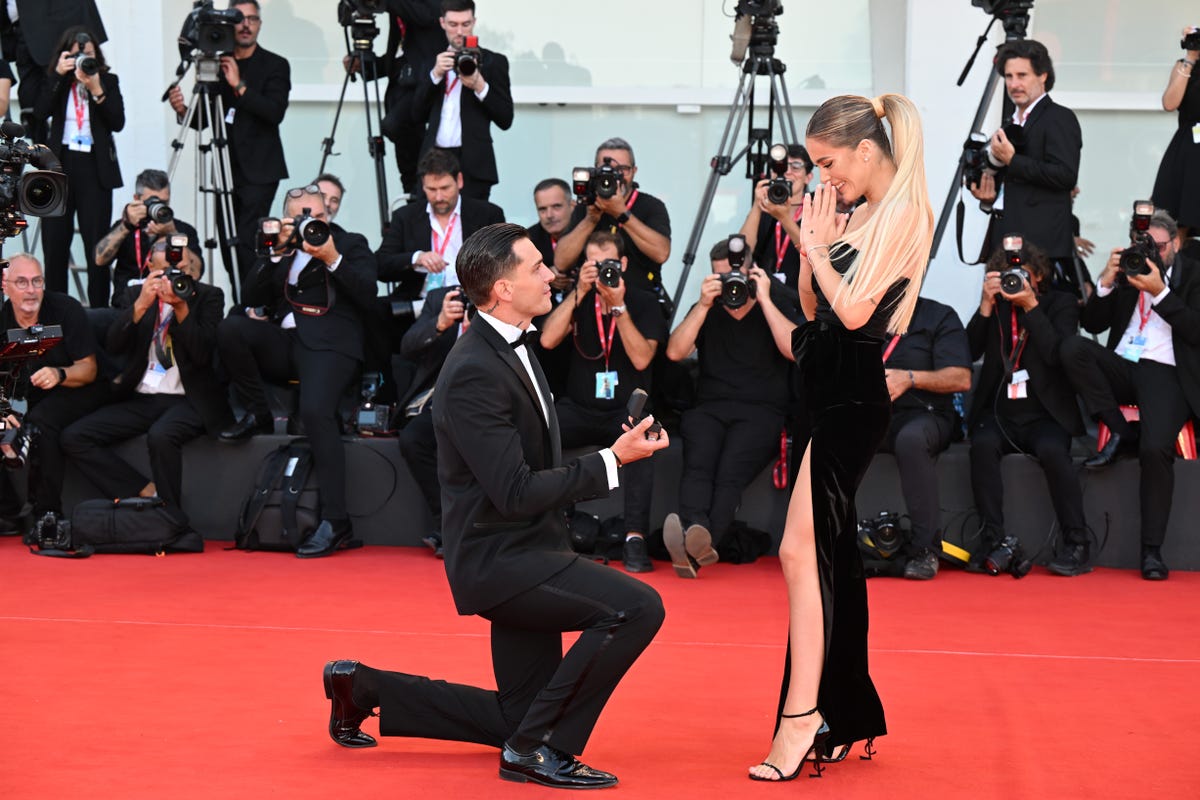 È polemica sulla proposta di Alessandro Basciano a Sophie Codegoni sul red  carpet di Venezia