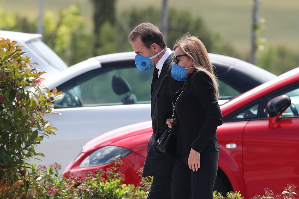 alessandro lequio y ana obregón dan el último adiós a su hijo