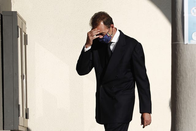 alessandro lequio, destrozado en el funeral de su hijo aless en el mes de mayo de 2020