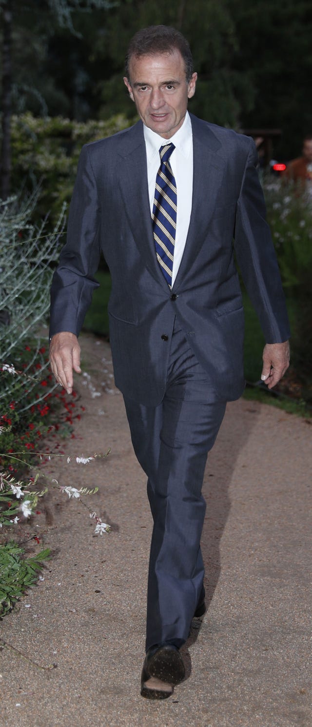 el italiano con traje y corbata de rayas