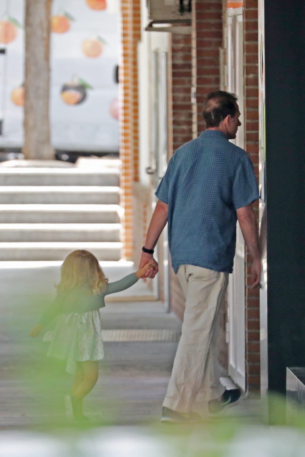 alessandro lequio de paseo con su hija ginevra