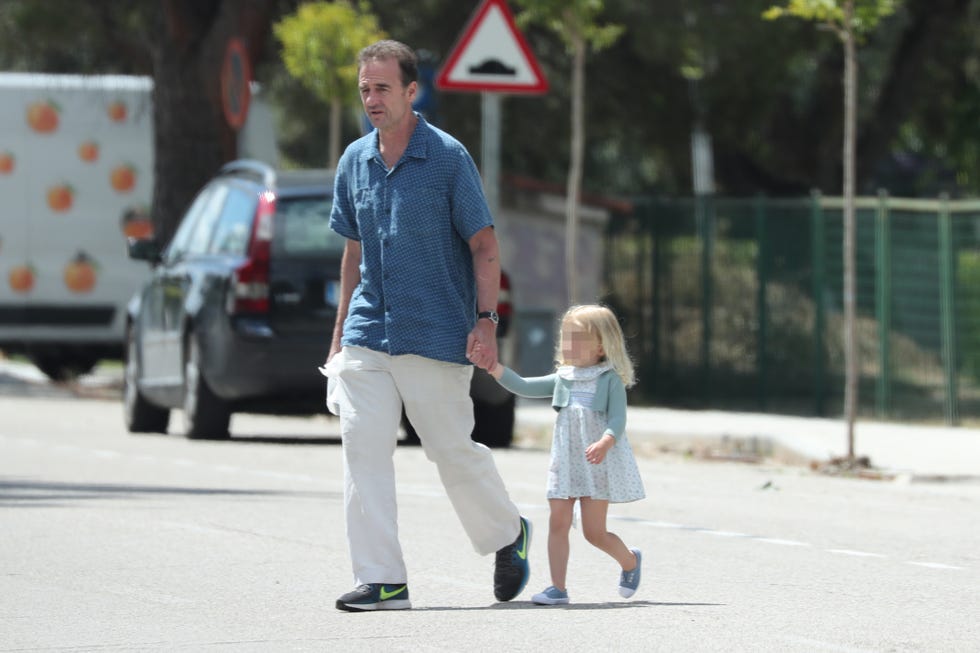 alessandro lequio de paseo con su hija ginevra