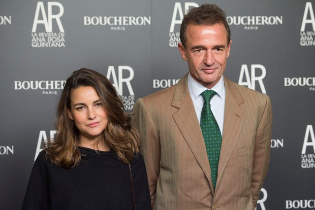 alessandro lequio posando en un photocall con su actual mujer, maría palacios