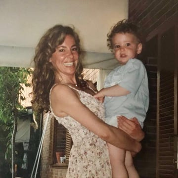 aless lequio de pequeño en brazos de su madre