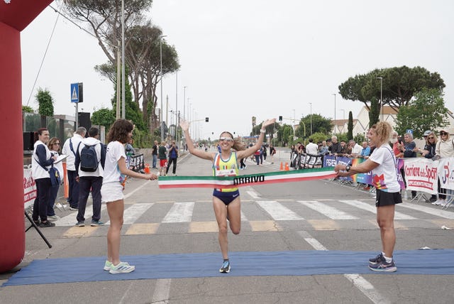 la campionessa italiana di maratona alessia tuccitto, prima al traguardo