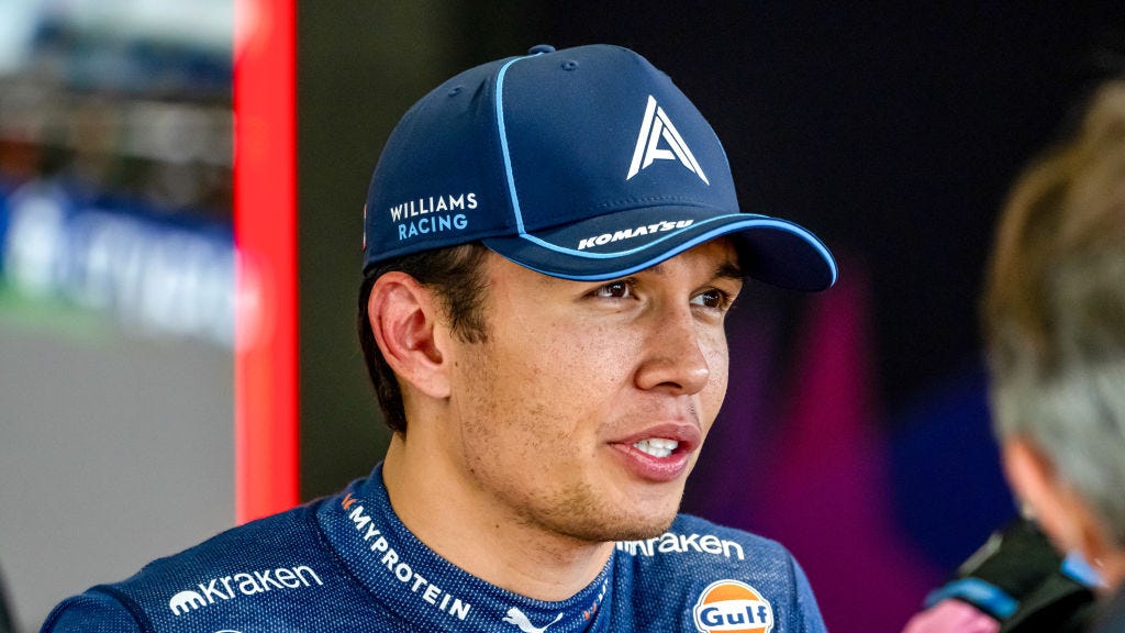 Alex Albon en un corralito. Fuente: Car And Driver