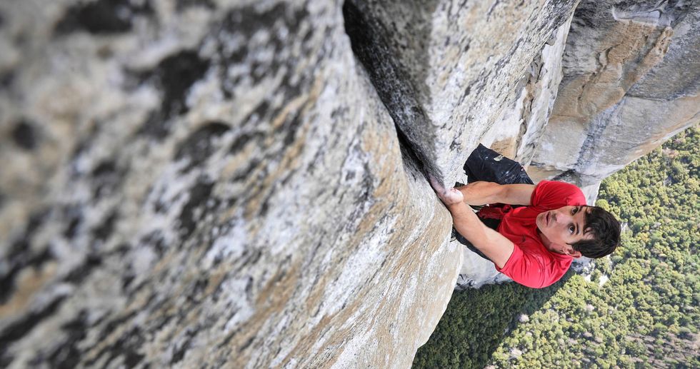 Rotsklimmer Alex Honnold traint op de Freerider voor de allereerste beklimming zonder touwen van El Capitan in Yosemite National Park Op zaterdag 3 juni haalde hij de top De historische gebeurtenis werd gedocumenteerd voor een nieuwe speelfilm en nieuw tijdschriftverhaal van National Geographic