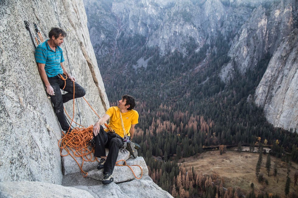 Alex Honnold en klimlegende Peter Croft rusten uit op een band tijdens een oefenklim op de Freeriderroute van El Capitan Croft was in de jaren 80 en 90 een pionier binnen het vrije soloklimmen Een vrije solobeklimming van El Capitan was de voor de hand liggende volgende stap aldus Croft Ik heb alleen geen idee wat er nu nog mogelijk is