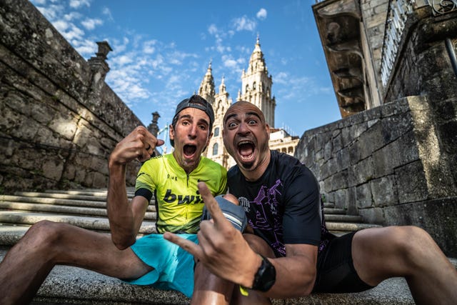 alex roca y valentí sanjuan posan para una foto ante la catedral de santiago de compostela tras completar el camino de santiago en tandem