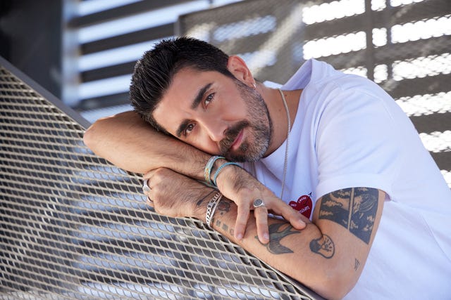 alex ubago posa para su entrevista con la revista diez minutos