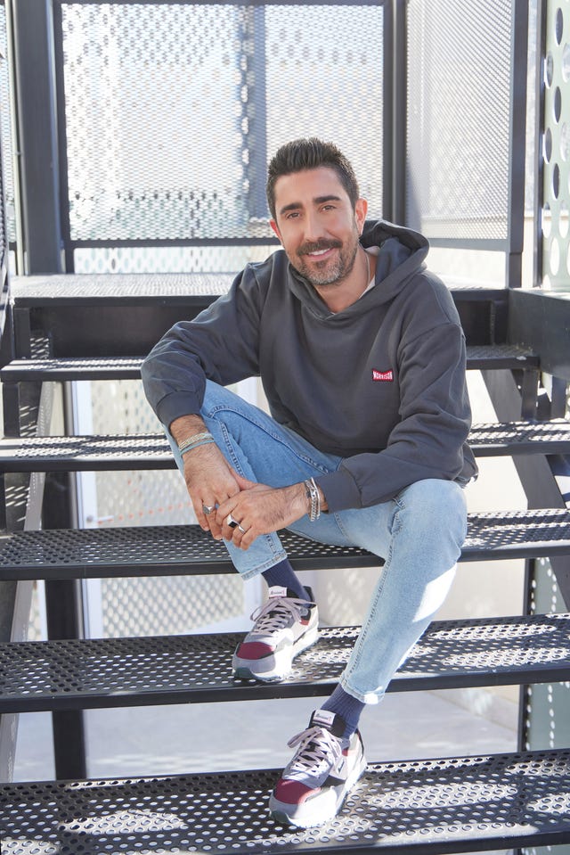 alex ubago posa para su entrevista con la revista diez minutos