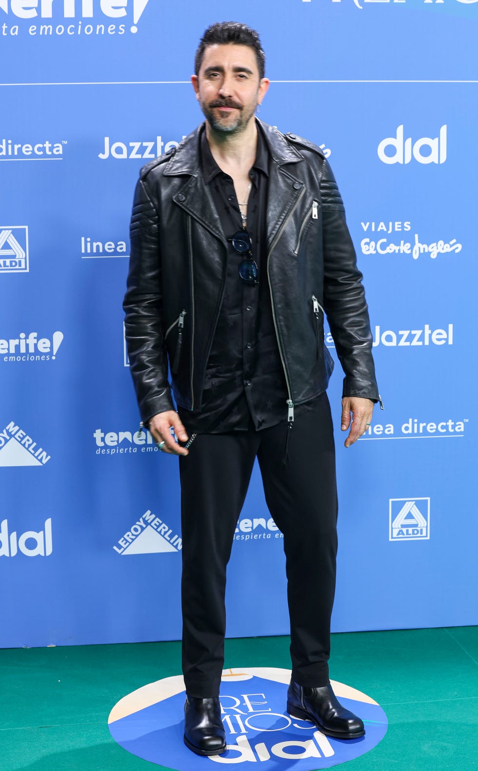 el cantante con un total look en color negro