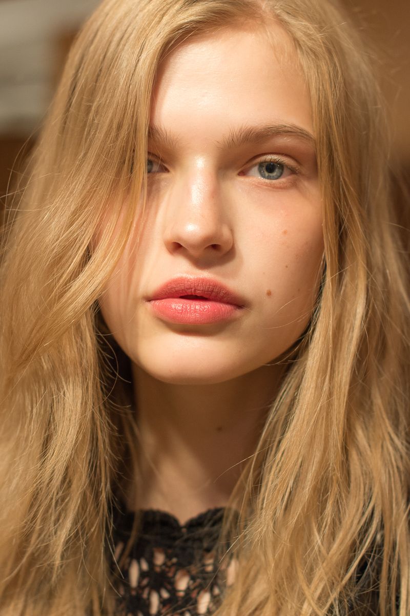 Alexa Chung spring/summer 2019 beauty trend - glowing skin, 'no make-up' make-up