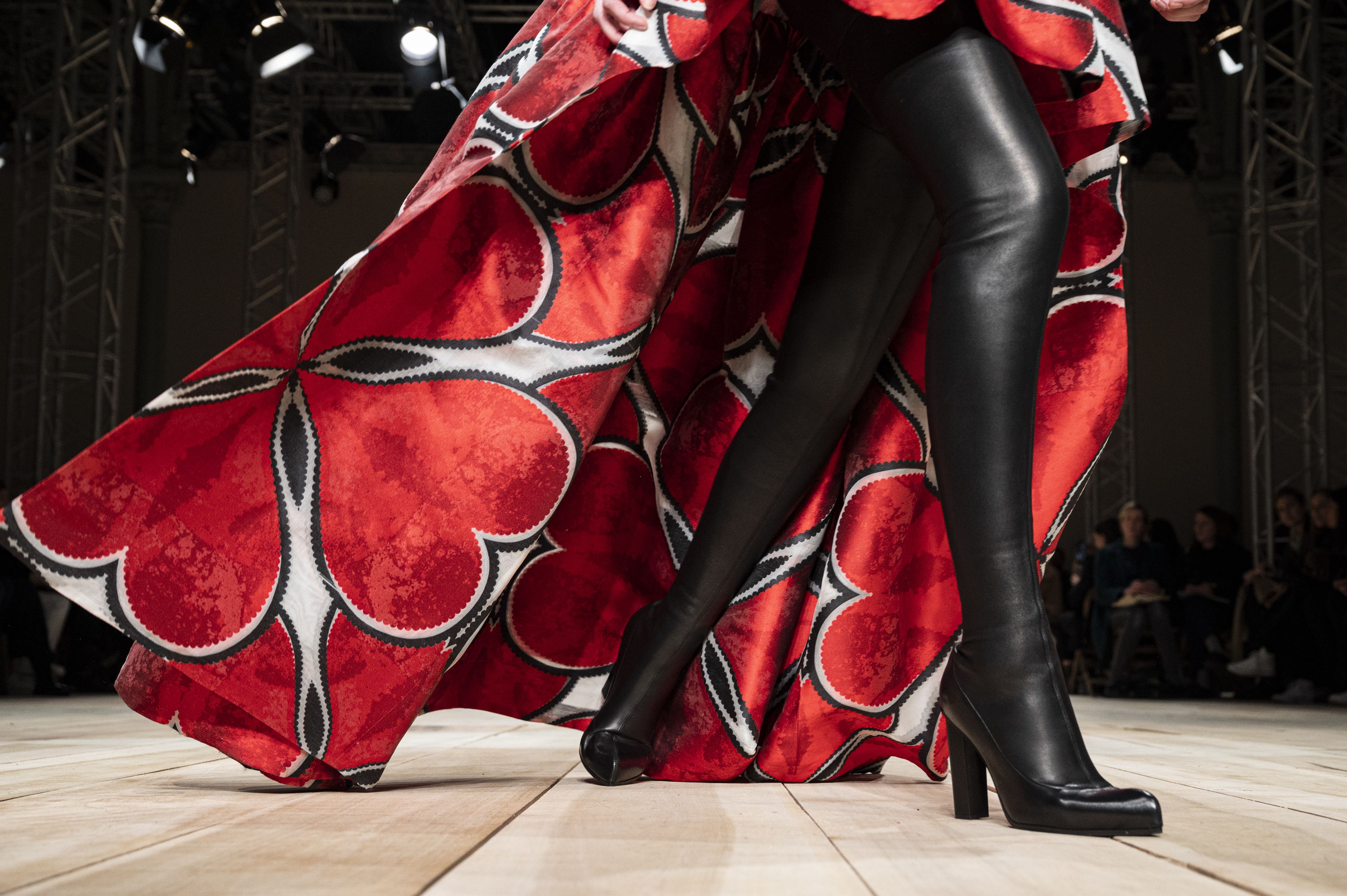 La sfilata Louis Vuitton Autunno Inverno 2020/2021 riesce a raccontare il  tempo con una gonna