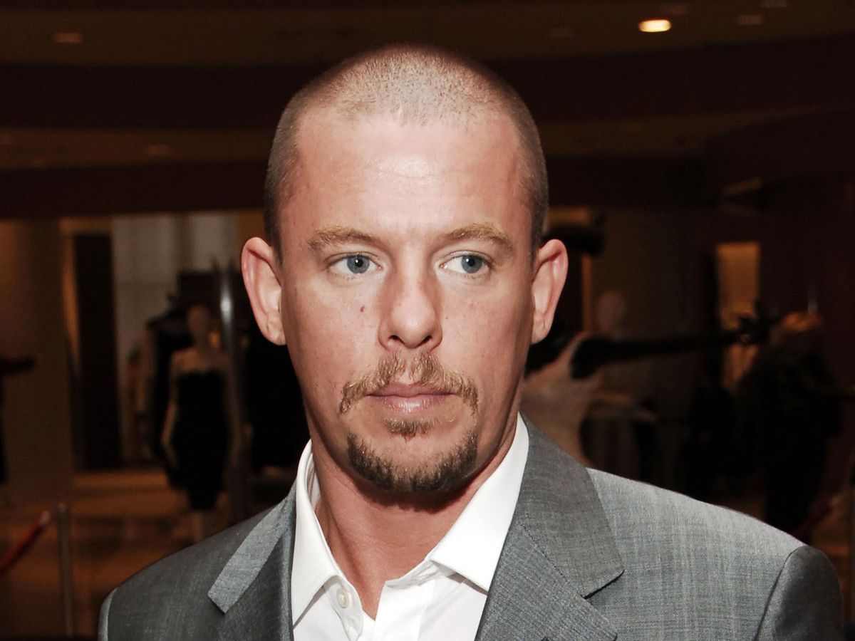 Alexander McQueen Is Honored at a Memorial Service - The New York Times