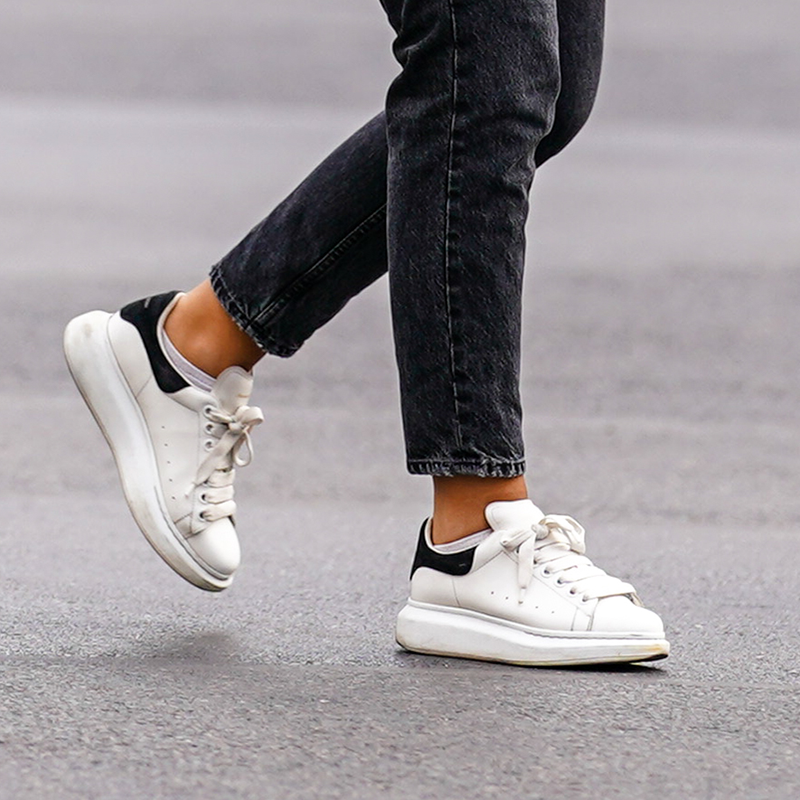 HOW TO STYLE ALEXANDER MCQUEEN BLACK TRAINERS 