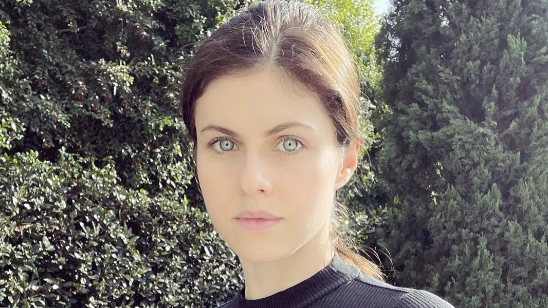 Alexandra Daddario's Killer Abs Are Total #Goals In New IG Pics
