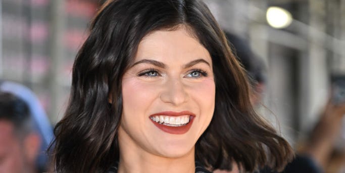 Alexandra Daddario Flaunts Toned Abs In New York Fashion Week Pics Alexandra Daddario Flaunts Toned Abs In New York Fashion Week Pics