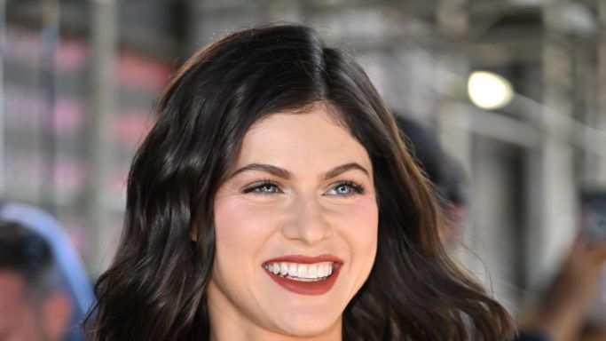 683px x 384px - Alexandra Daddario Is Legit Glowing In A Nude, No-Makeup IG Pic